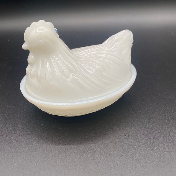 White hen on a nest- mini - Picture 3 of 7